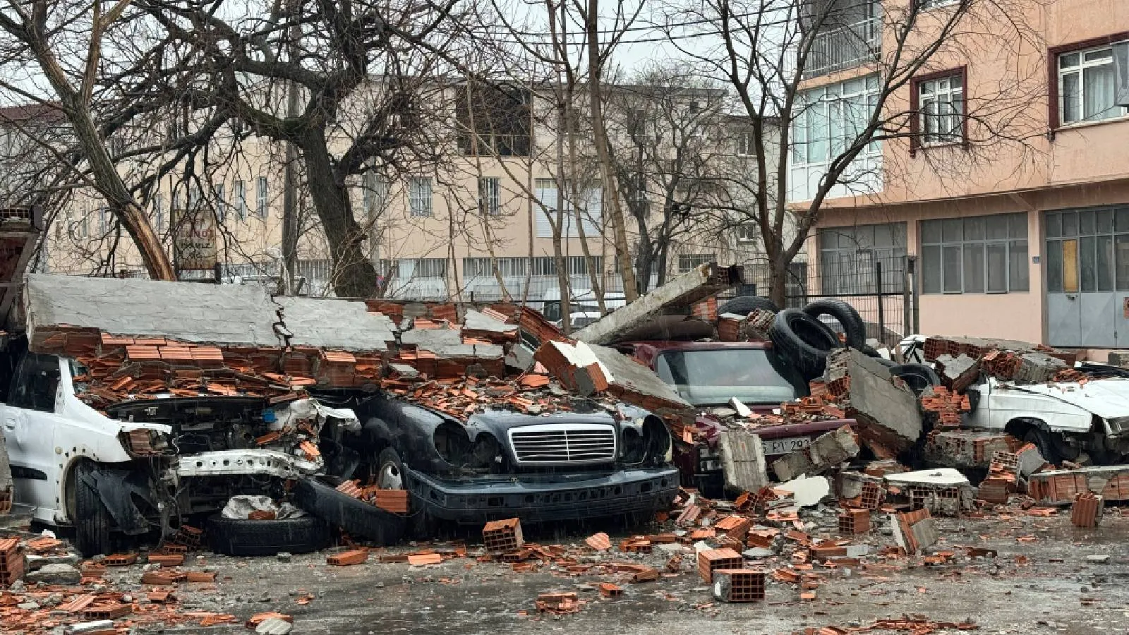 Bursa'da kuvvetli rüzgar nedeniyle duvar araçların üstüne devrildi