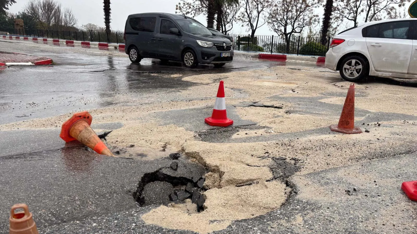Antalya'ya 190 kilogram yağış düştü, yol çöktü; ‘Kaza olması an meselesi!’