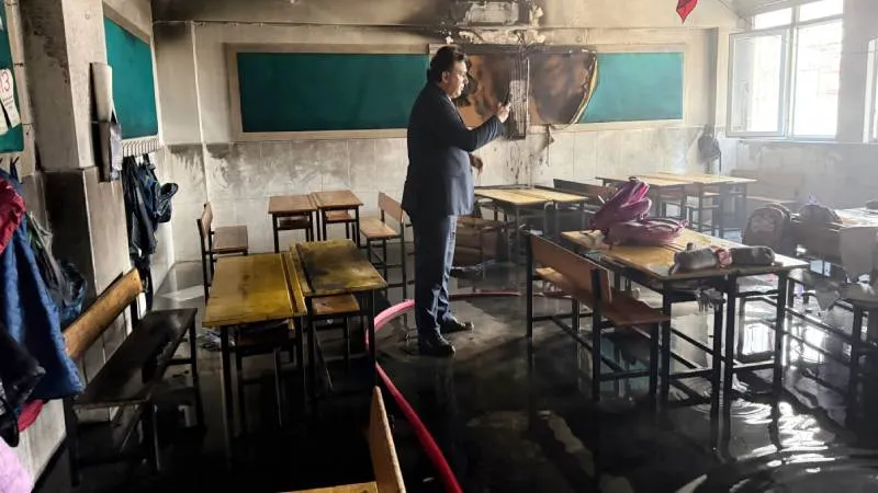 Antalya'da ilkokulda yangın: Eğitime 2 gün ara verildi