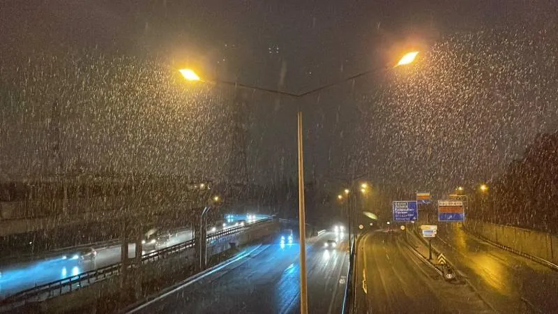 İstanbul'da kar yağışı: Sokaklar beyaza büründü