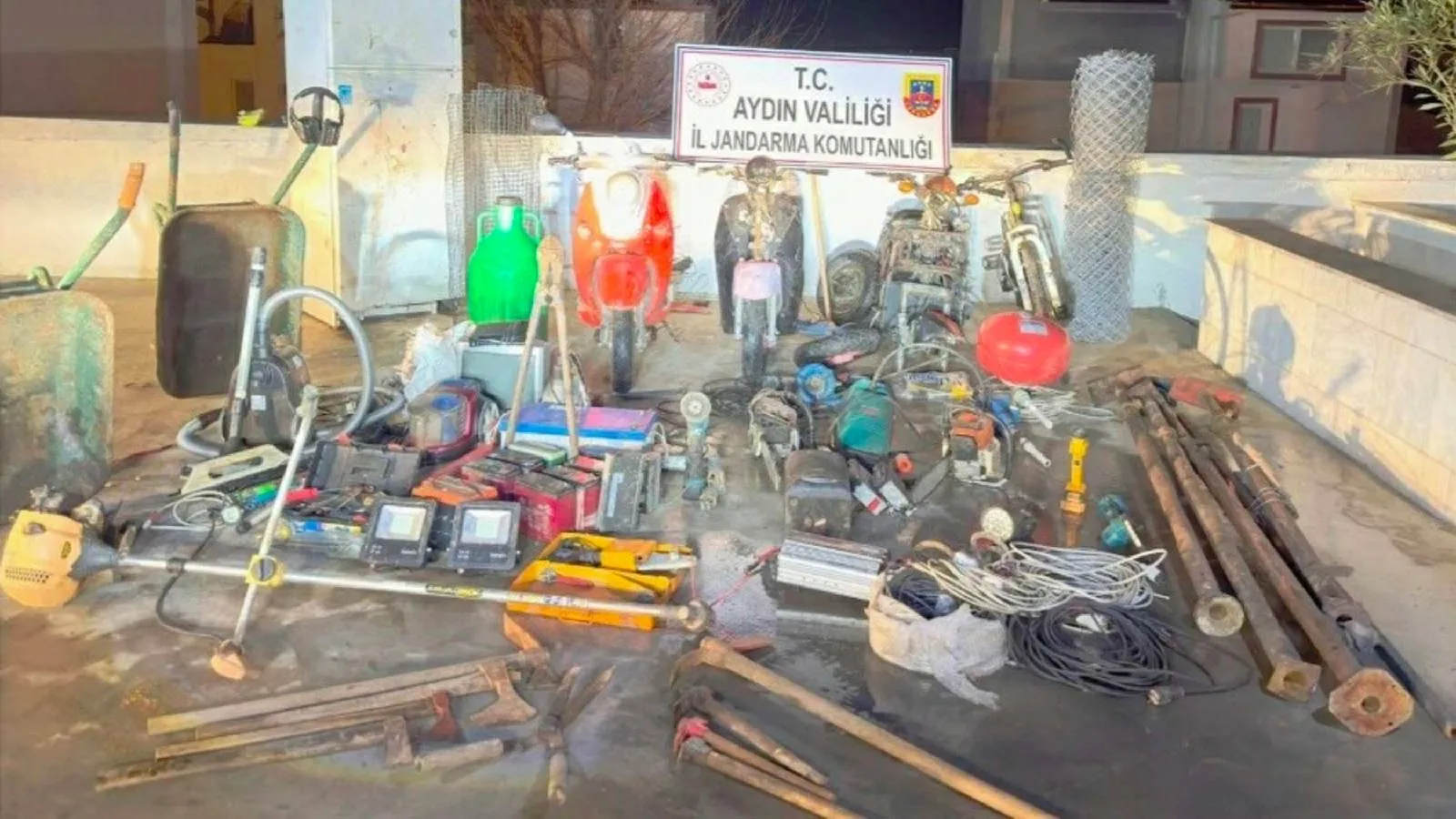 Kuşadası'nda sel felaketini fırsata çevirdi: Boşaltılan evleri soyan şüpheli, çalıntı eşya deposuna çevirdiği evinde yakalandı