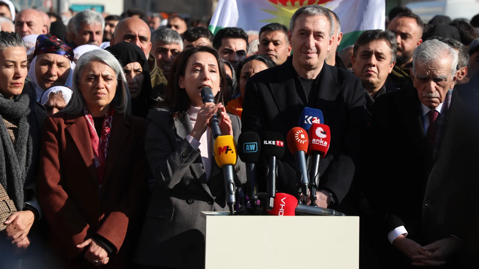 DEM Parti’den Nusaybin'de Bahçeli’ye Suriye tepkisi: Sana mı soracağız kimin kimi temsil ettiğini; sen kuru temizlemeci misin!
