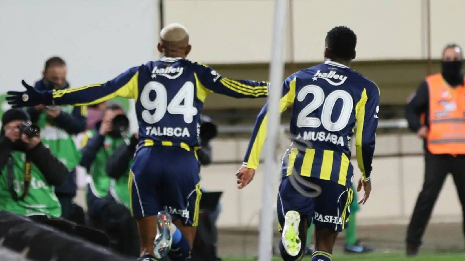 Talisca'dan duble, Musaba'dan siftah | Fenerbahçe, 2 kez geriye düştüğü maçı 3 golle kazandı: Cimbom'la puan farkını 1'e indirdi