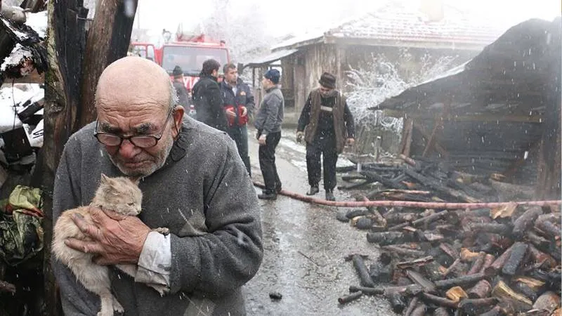 Yanan evinin önünde kedisine sarıldığı fotoğrafla tanınan Ali Meşe hayatını kaybetti