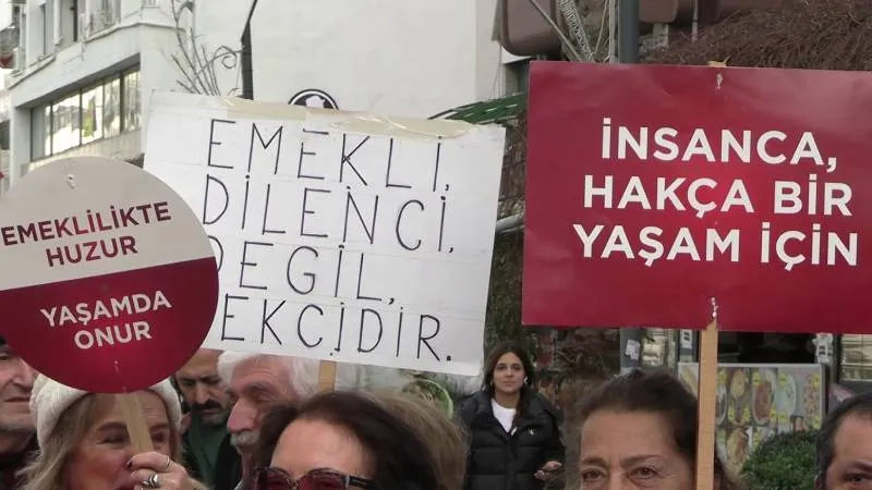 İzmir'de emeklilerden maaş zammı protestosu: Açlık sınırının 30 bin TL’yi zorladığı bir dönemde 18 bin 900 TL bir aylık değil, bir ölüm harçlığıdır!