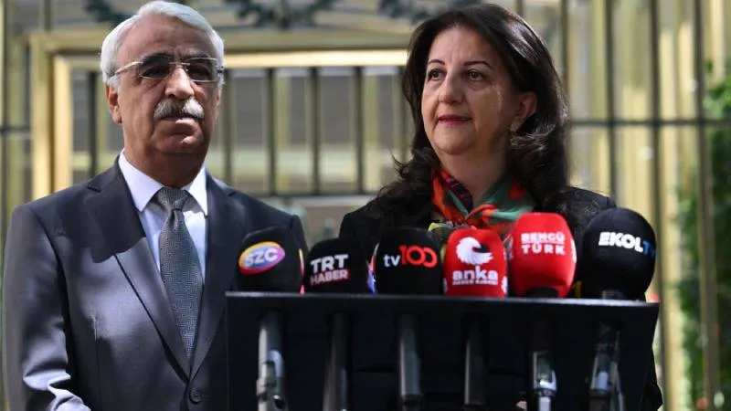 DEM Parti: Öcalan, Suriye'deki gerilimden endişeli, diyalogla çözülebileceğini vurguluyor, üzerine düşen sorumluluğu yerine getirmeye hazır