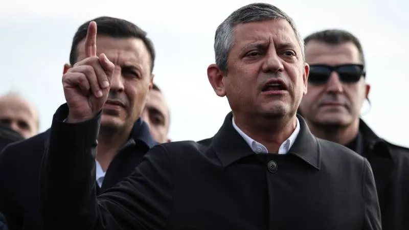 Özgür Özel'den İmamoğlu'nun diploma davası sonrası açıklama: Tayyip Bey'in rakibi diye 35 sene önce adamın aldığı diploma iptal edilir mi?
