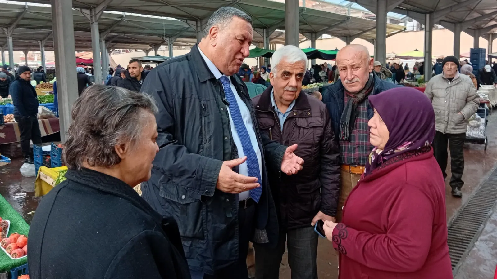 CHP'li Gürer’den ikinci el tepkisi: Kıyafet paylaşımı bitti, internetten satışlar başladı; halkın büyüyen tek şeyi borcu ve çaresizliği!