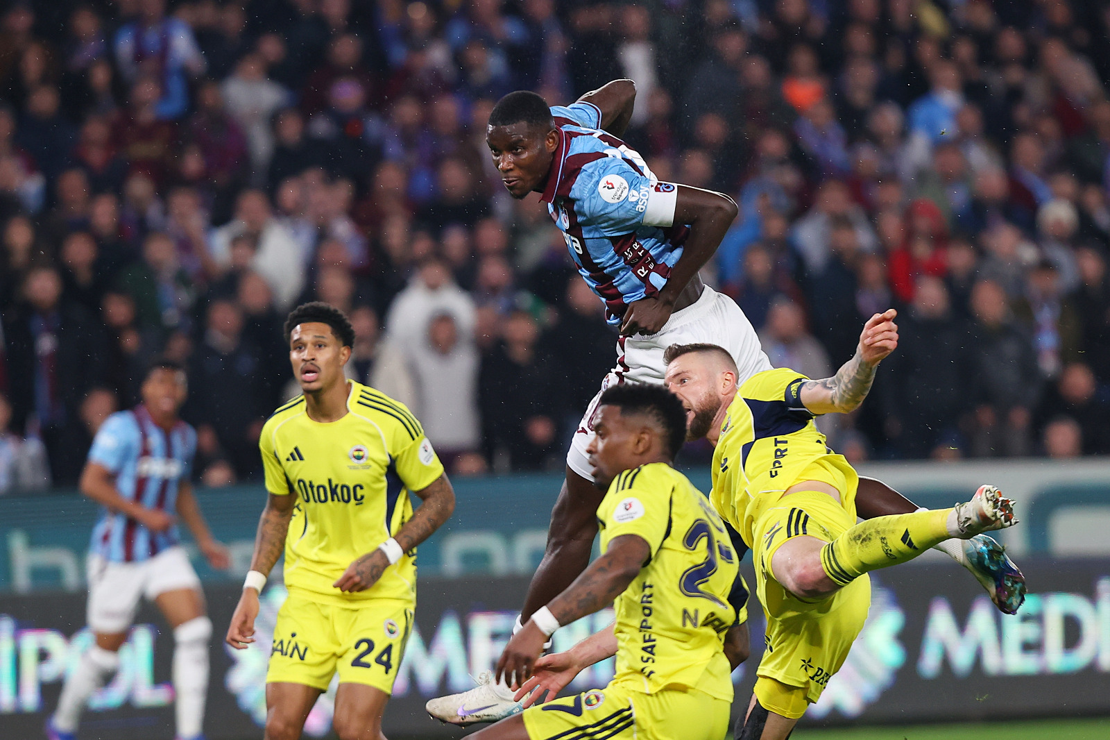 Bilent Timurlenk: Elindeki 4 kanat oyuncusundan üçünü yedek kulübesinde oturtup Kerem'i de Talisca'nın yanına atıp orta sahada Guendouzi'nin önüne Kante-İsmail ikilisini iki 8 koyup, iki forvetin arkasını Asensio ile besleyen Tedesco'nun 4-1-3- 2'si maça yüzde 70 topa sahip olma ile başladığında Trabzonspor büyük baskı yiyordu. Muçi'nin golü sonrası Trabzon orta sahada oyunu dengelemeyi başaramadı. İsmail iki kişilik oynuyor ve merkezdeki baskıdan ev sahibi topu kanatlara yayamıyor, yaysa da Zubkov'un yokluğu ceza sahasına orta yapamıyordu… İlk iki golün esas sahibi top kapma canavarı İsmail'dir . 1-2 dakika sonrası ilk yarının son çeyreğinde Trabzonspor topa yüzde 70 sahip olurken 6 hücumdan birinde topu ağlara gönderen Onuachu, Oosterwolde'yi posterlik yapıp vurdu. F.Bahçe ikinci yarının başında 3. golü ağlara yolladığında isabetli şut sayısı üçtü. (Sabah)
