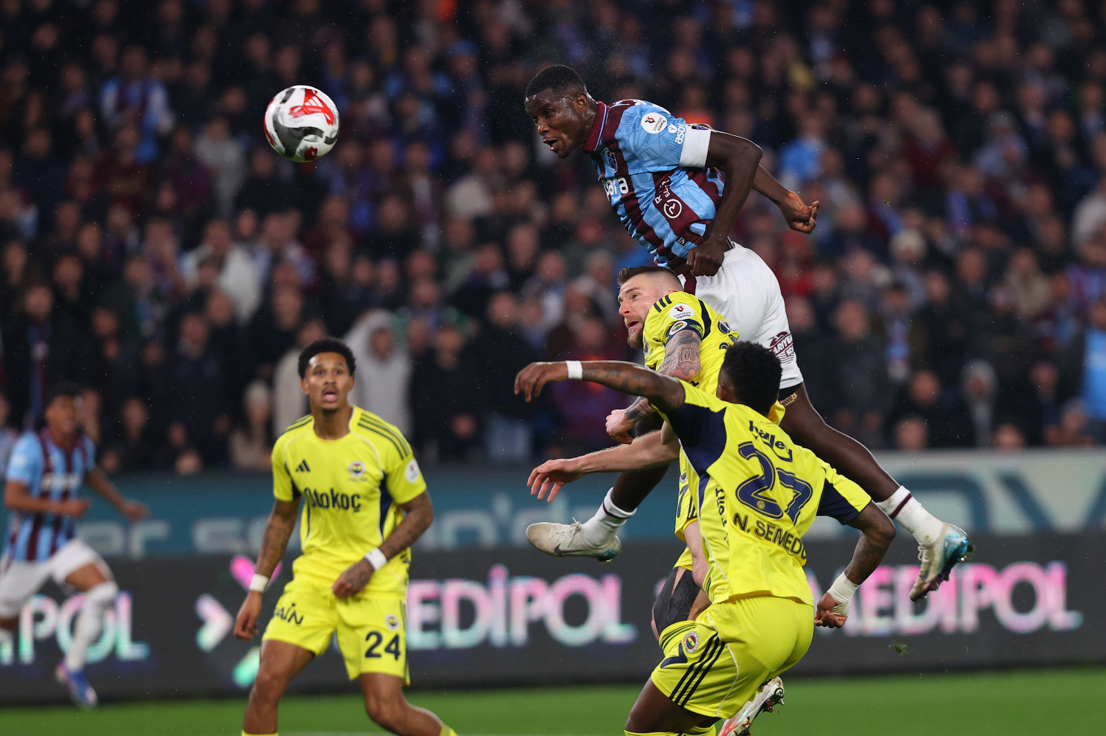 Murat Özbostan: Tedesco, Eylül 2025'te göreve geldikten sonra kısa sürede takımı kendi oyununa uydurdu. Yüksek pres, hızlı geçişler, disiplinli savunma ve hücumda yaratıcılık... Kim ne derse desin taktik zekası fark yaratıyor. Trabzonspor deplasmanındaki 3-2'lik galibiyet gibi büyük maçlarda geri dönme karakteri de gösterdi. Maçın özeti şu aslında: Yüksek kalite galip geldi.. Artık lig yarışında iki takım kaldı.. Galatasaray ve Fenerbahçe.. Bundan sonra bu iki takımın yarışına tanıklık edeceğiz.. Gerçek olan bu! (Sabah)