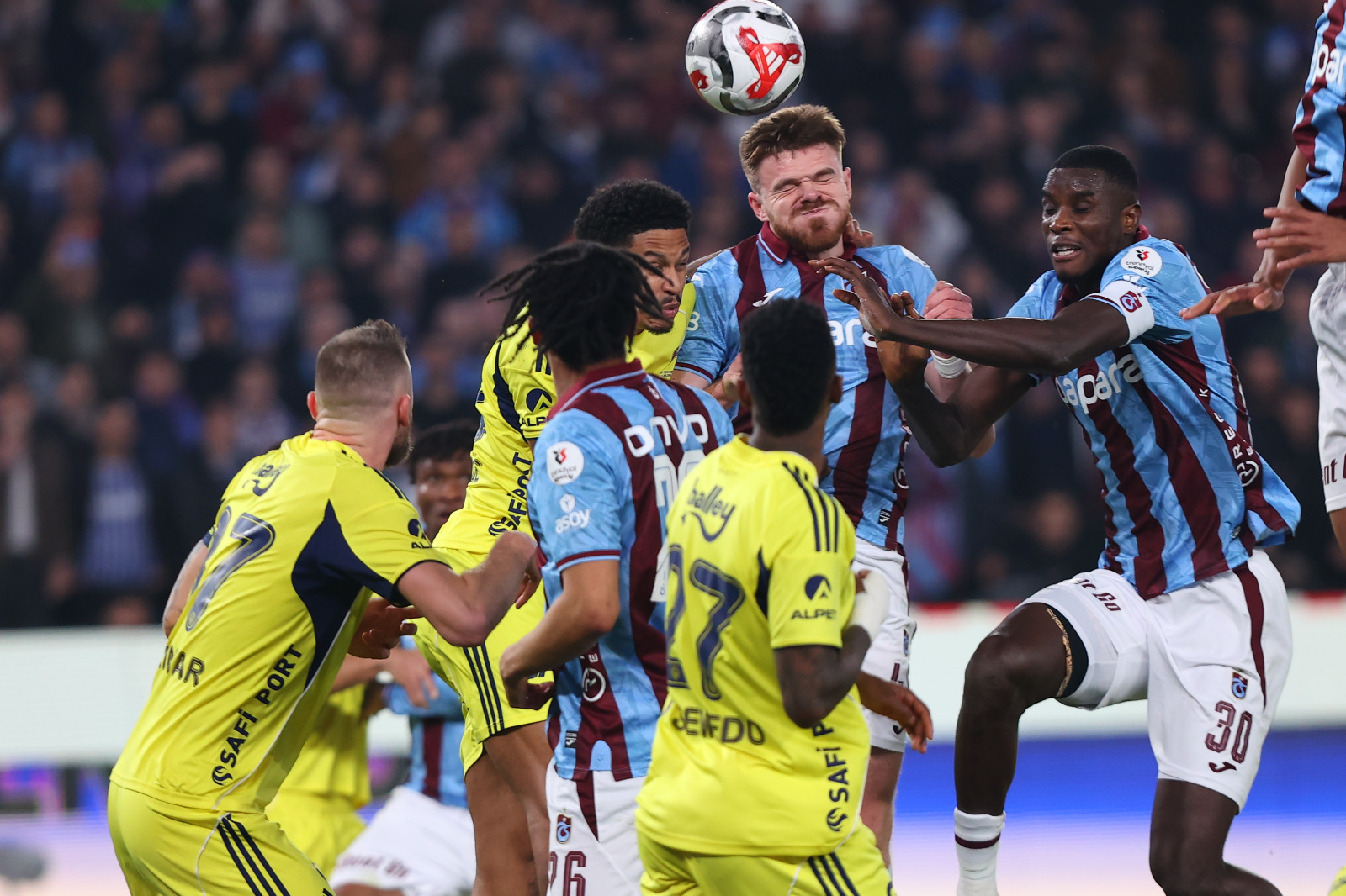 Ahmet Çakar: Gelelim hakem Halil Umut Meler'e… Bana göre kariyerinin en iyi maçlarından birini yönetti. İlk golün hemen öncesi İsmail'in omzuna çarpan topta devam kararı doğru. Onuachu'nun attığı golde ise orta sahadan Kerem'e faul yapıldığı itirazları vardı, burada da devam kararı doğru. (Sabah)