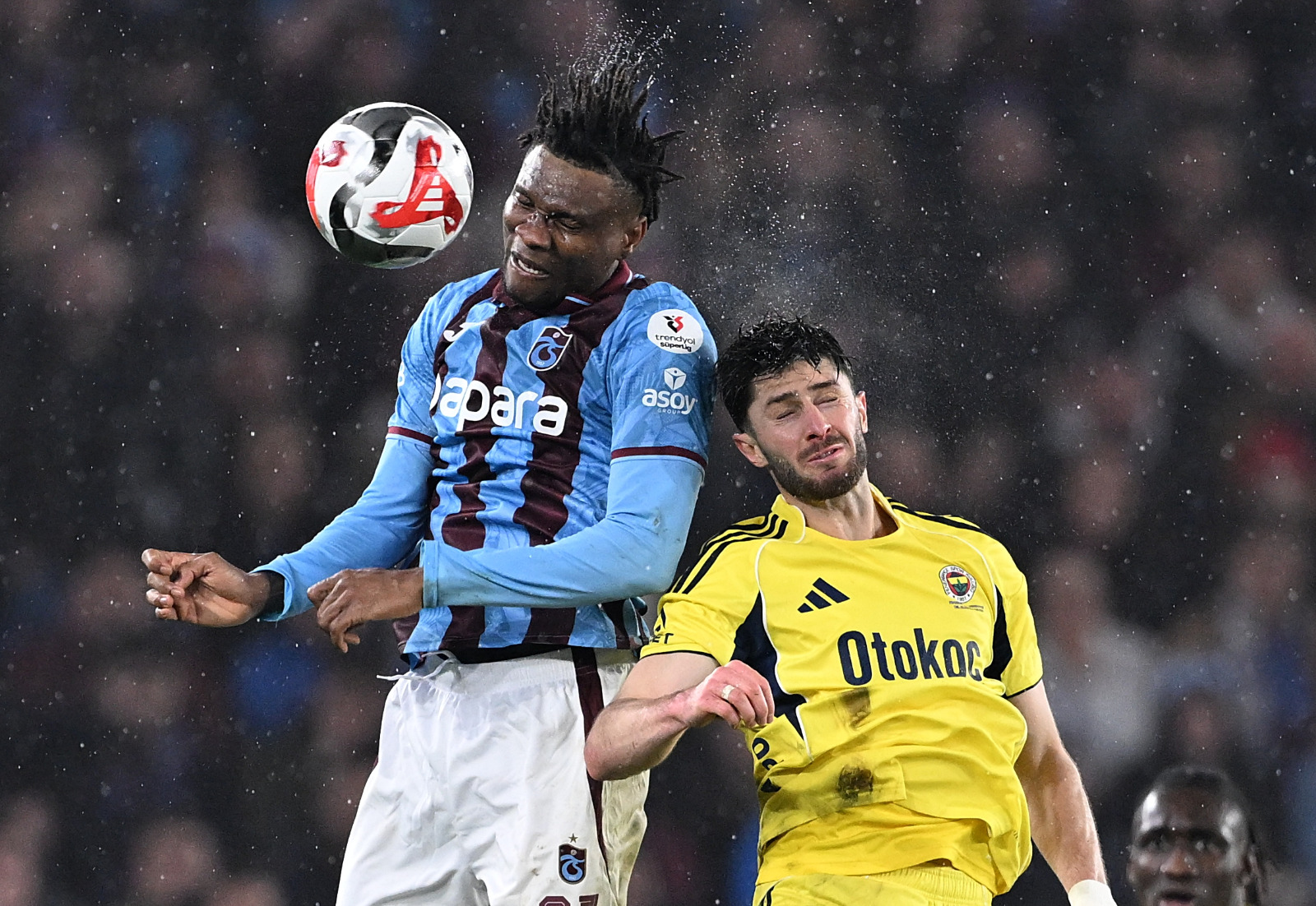 Cem Dizdar: Bir kez daha öne geçtikten sonra iyice savunmaya gömülüp, fırsat kollamaya başlayan Fenerbahçe değişikliklerle de ısıyı iyice düşürdü! Fakat özellikle 80’den sonra başta Onuachu olmak üzere etkisiz de olsa kafa vuruşlarına izin vermeleri riskliydi. Öyle ya gollerden birini kafa vuruşundan yemişlerdi ve Trabzon son bölümlerde attığı gollerle biliniyordu. Yine de ikinci devreyi istediği gibi soğutan Fenerbahçe maçı kazanmayı başararak takibi sürdürdü… (Fanatik)