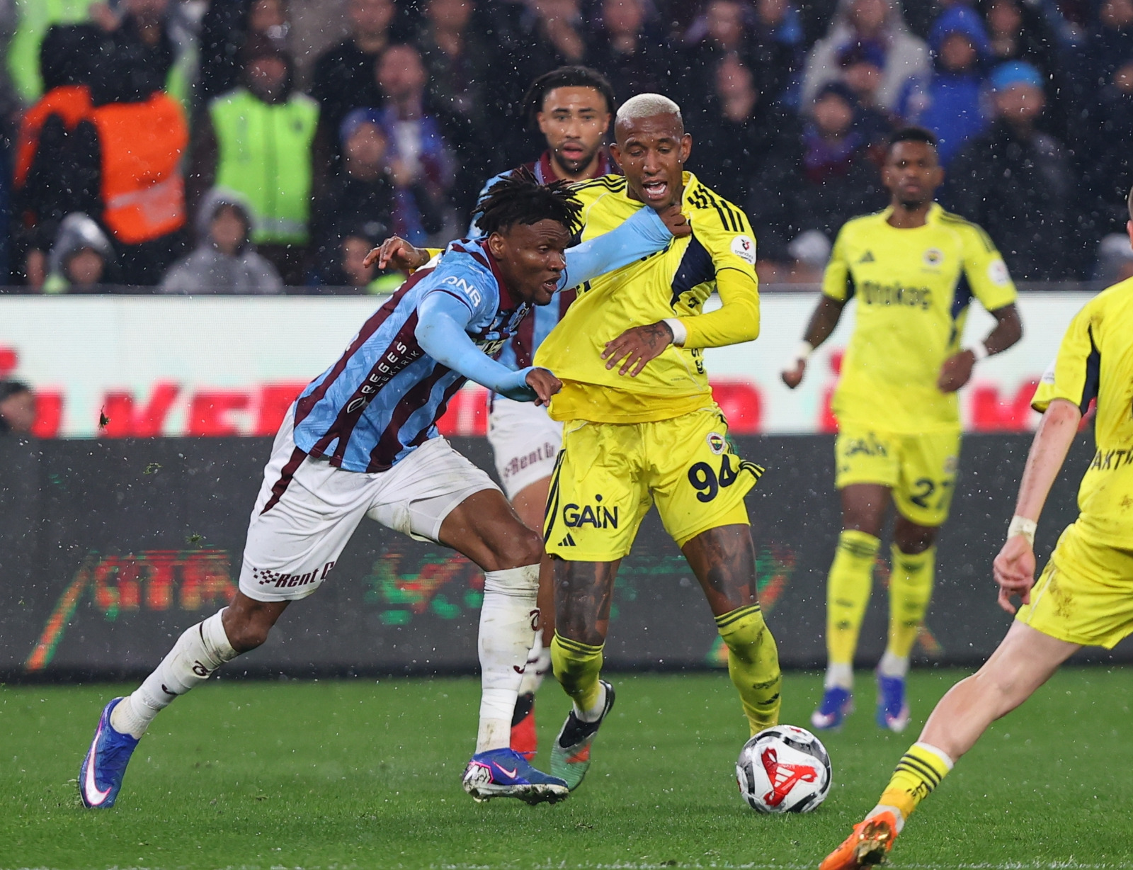  Fırat Aydınus: Hakem Halil Umut Meler’in gösterdiği sarı kartlar arasında hatalı olanlar da vardı, vermesi gerekip vermedikleri de... Faul değerlendirmelerinde de hataları oldu. Trabzonspor’un ikinci golünden önce Kerem’e faul olduğu gözüktü. Hakem için bu pozisyonun çok konuşulma yacak olması, maçın sonucuna bağlı bir şansı olacak. Fenerbah çe’nin ilk golü nizami; İsmail Yüksek’in elle oynaması yok. Maçın zorluğunu ve ligde şampiyonluk kovalayan iki takım için de çok önem teşkil eden bir viraj niteliği taşımasını göz önüne alırsak, müsabakanın kontrolü ve otorite anlamında başarısız bir yönetim sergiledi diyemeyiz. (Hürriyet)