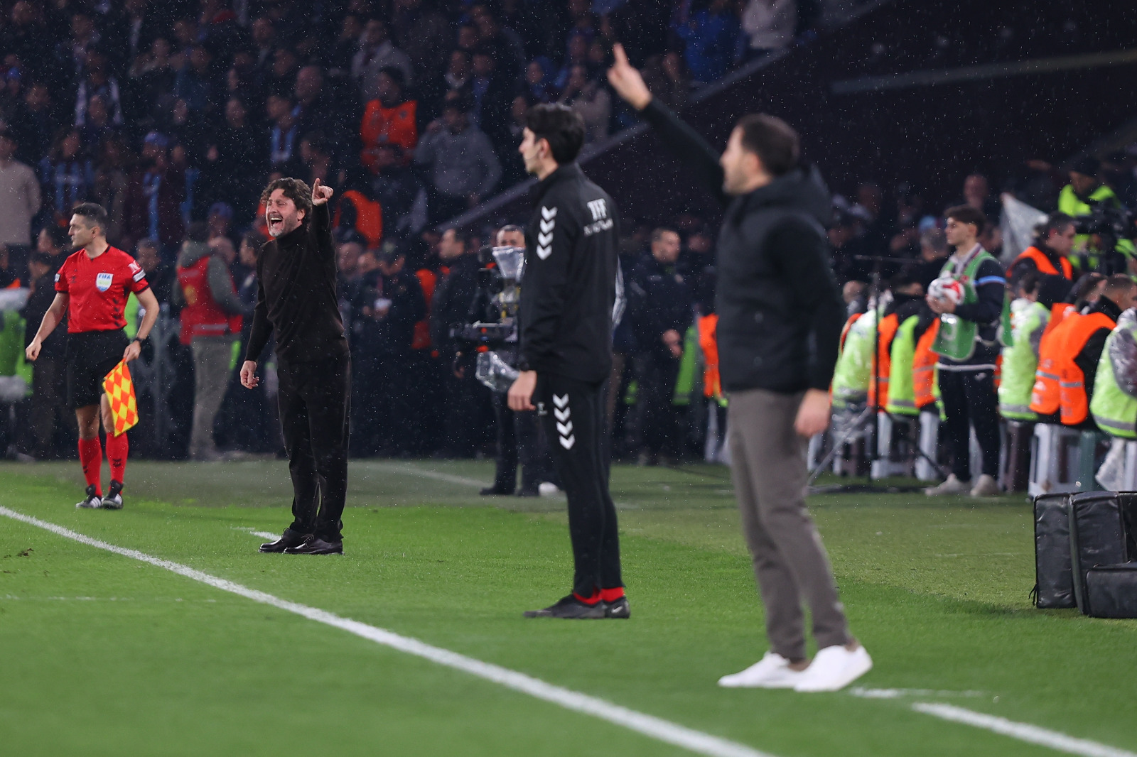 Ömer Üründül: Papara Park'ta seyir zevki yüksek bir maç izledik. Fenerbahçe, skor dezavantajına düşmesine rağmen 90 dakikanın sonunda önemli bir galibiyet aldı. Tedesco, bu maçta hem doğrular hem de yanlışlar yaptı. Öncelikle İsmail ile başlaması doğruydu. Zaten İsmail ile Guendouzi müthişti. Bu iki oyuncunun da yapısı üst düzey ikili mücadele ve kondisyon taşıyor. Fenerbahçe'nin golleri de yapılışı ve hazırlanışı açısından güzeldi ama en güzeli üçüncü goldü. Tedesco'nun en büyük yanlışına gelince; Kante fizik olarak hazır değil. Onu bir an önce güçlendirip, takıma uyum sağlamasını istiyor ama bu maç, o maç değildi. Bu yüzden takım dün gece bir kişi eksikti. Ayrıca bu maç Cherif için de değildi. Son hamlelerini de doğru bulmadım. (Sabah)