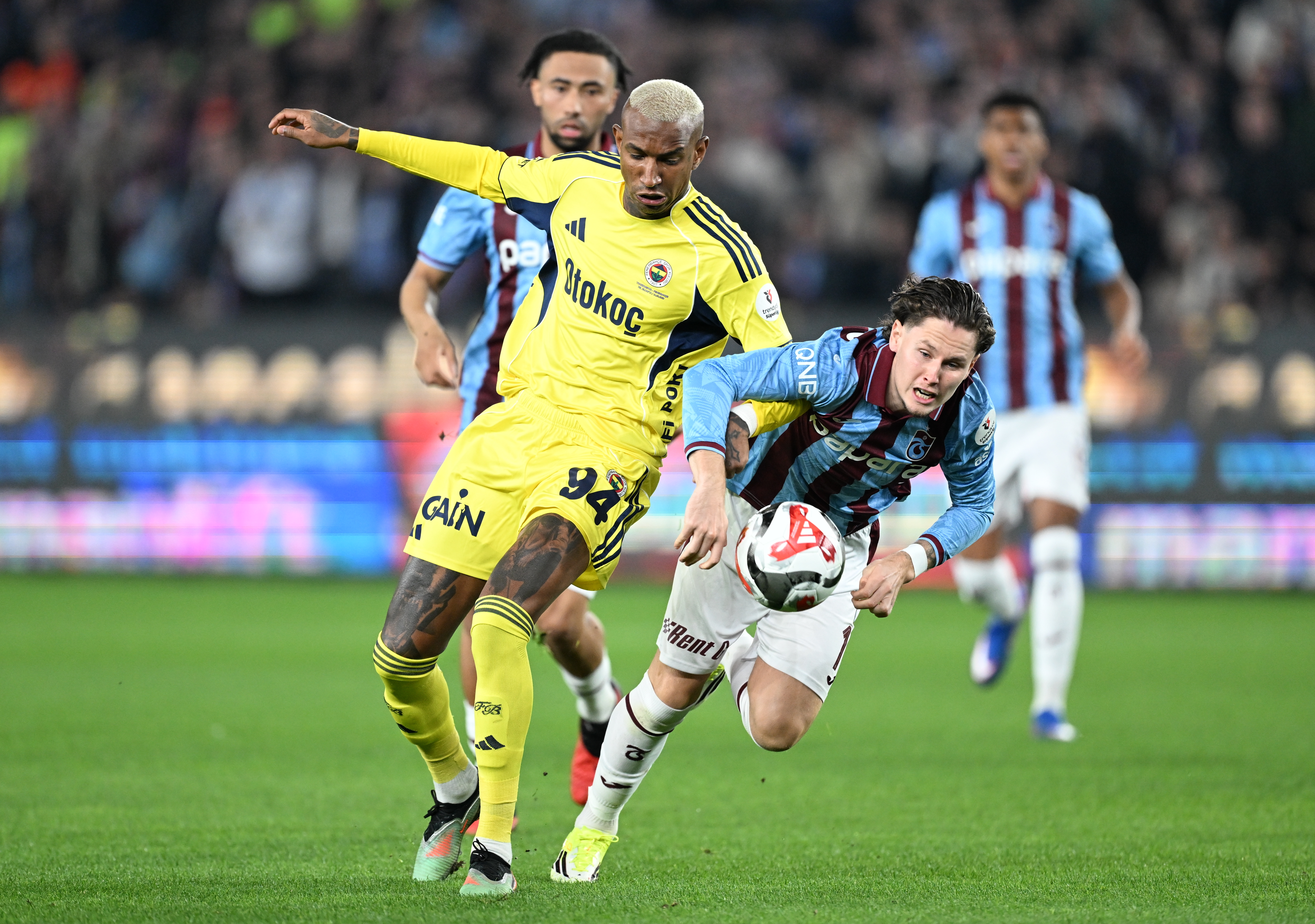 Halil Özer: Fenerbahçe’nin bu maçı neden kazandığının en önemli göstergesi üçüncü goldür. Jayden ile başlayan atakta Talisca, ardından Kerem ve son olarak Asensio’nun muhteşem vuruşu ile kazanılan gol. Üç ustadan, üç futbol sanatçısından gelen gol aslında tüm maçın özetiydi. Fenerbahçe ligin en zor eşiğini geçti. Ve üstelik muhteşem bir futbol oynayarak. (Milliyet)