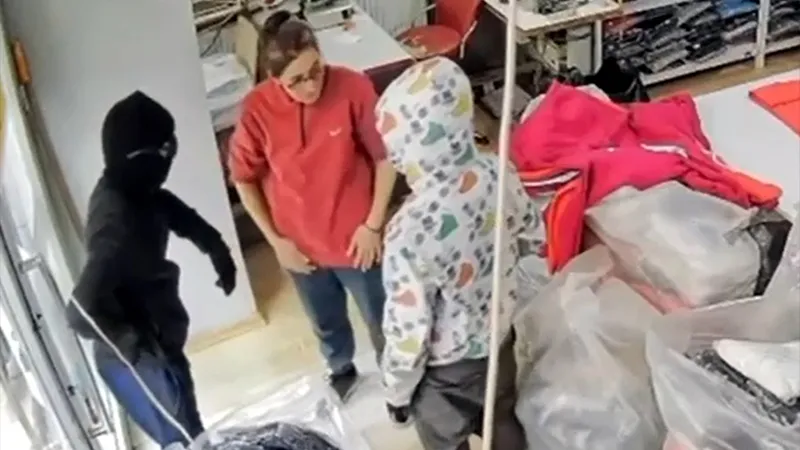 Terzi Fatma, hırsızların geldiği anı anlattı: Tokatlayıp dışarı attım