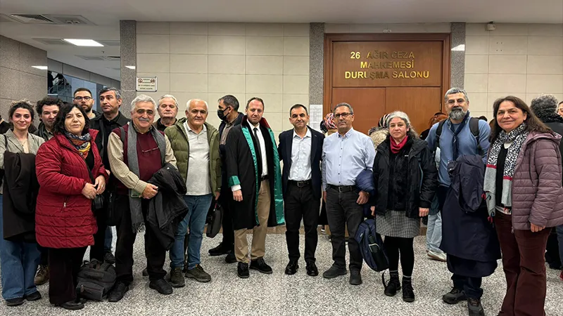 Gazeteci Ercüment Akdeniz’in yargılandığı dava ertelendi, yurt dışına çıkış yasağı devam edecek