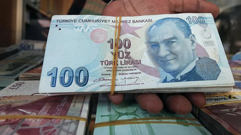 <p>Kentsel d&ouml;n&uuml;ş&uuml;m kapsamında kira yardımı almak isteyen vatandaşlar i&ccedil;in s&uuml;re&ccedil; netleşti. Yardımdan faydalanabilmek i&ccedil;in &ouml;ncelikle binanın <strong>6306 sayılı Afet Riski Altındaki Alanların D&ouml;n&uuml;şt&uuml;r&uuml;lmesi Hakkında Kanun</strong> kapsamında &ldquo;riskli yapı&rdquo; olarak tespit edilmesi gerekiyor. Risk tespitinin kesinleşmesinin ardından yapının resmi olarak tahliye edilmesi şartı aranıyor.</p> <p>Tahliye s&uuml;recinin tamamlanmasıyla birlikte hak sahipleri başvuru yapabiliyor. Başvuruda kimlik belgesi, tapu kaydı veya kira s&ouml;zleşmesi, riskli yapı tespit raporu, tahliye belgesi ve IBAN bilgisi talep ediliyor.</p> <p>Başvurular, &Ccedil;evre, Şehircilik ve İklim Değişikliği İl M&uuml;d&uuml;rl&uuml;kleri ile yetkili belediyelere yapılabiliyor. Ayrıca işlemler e-Devlet &uuml;zerinden &ldquo;Kentsel D&ouml;n&uuml;ş&uuml;m Projesi Kira Yardımı Başvurusu&rdquo; hizmeti aracılığıyla da ger&ccedil;ekleştirilebiliyor.</p> <p>&nbsp;</p> <p>Yetkililer, kira yardımı tutar ve s&uuml;releri illere g&ouml;re farklılık g&ouml;sterebilir.</p>