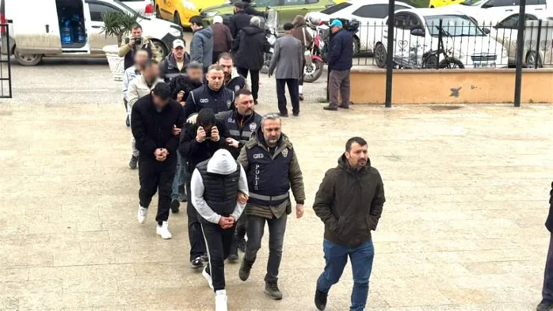 Casperlar suç örgütü liderlerinden Mehmet Kurtoğlu'nu diplomatik plakalı araçla yurt dışına kaçıran 6 şüpheli yakalandı