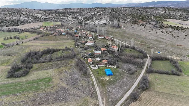 <p>N&uuml;fus yoğunluğunun en az olduğu diğer yerleşim yerleri incelendiğinde ise Bing&ouml;l&rsquo;&uuml;n Yedisu il&ccedil;esine bağlı Akımlı K&ouml;y&uuml;&rsquo;nde sadece 2 kişinin yaşadığı g&ouml;r&uuml;ld&uuml;. N&uuml;fusun 3 kişiyle sınırlı kaldığı k&ouml;yler ise ş&ouml;yle sıralandı:</p>
<ul>
<li>Maltepe K&ouml;y&uuml; (Bing&ouml;l / Adaklı)</li>
<li>Dilekli K&ouml;y&uuml; (Hakkari / Y&uuml;ksekova)</li>
<li>Kalfalar K&ouml;y&uuml; (K&uuml;tahya / Emet)</li>
</ul>
<p>Şırnak Merkez&rsquo;e bağlı Kemerli K&ouml;y&uuml;&rsquo;nde 4, Cevizd&uuml;z&uuml; K&ouml;y&uuml;&rsquo;nde 5 ve Erzincan Tercan&rsquo;daki Topalhasan K&ouml;y&uuml;&rsquo;nde ise 6 kişi ikamet ediyor.</p>