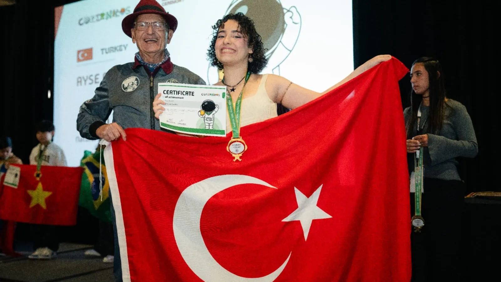 Hatay'dan dünya zirvesine: Lise öğrencisi Ayşe Naz Kara, ABD'deki bilim olimpiyatlarında "Tartışmasız Kazanan" oldu!