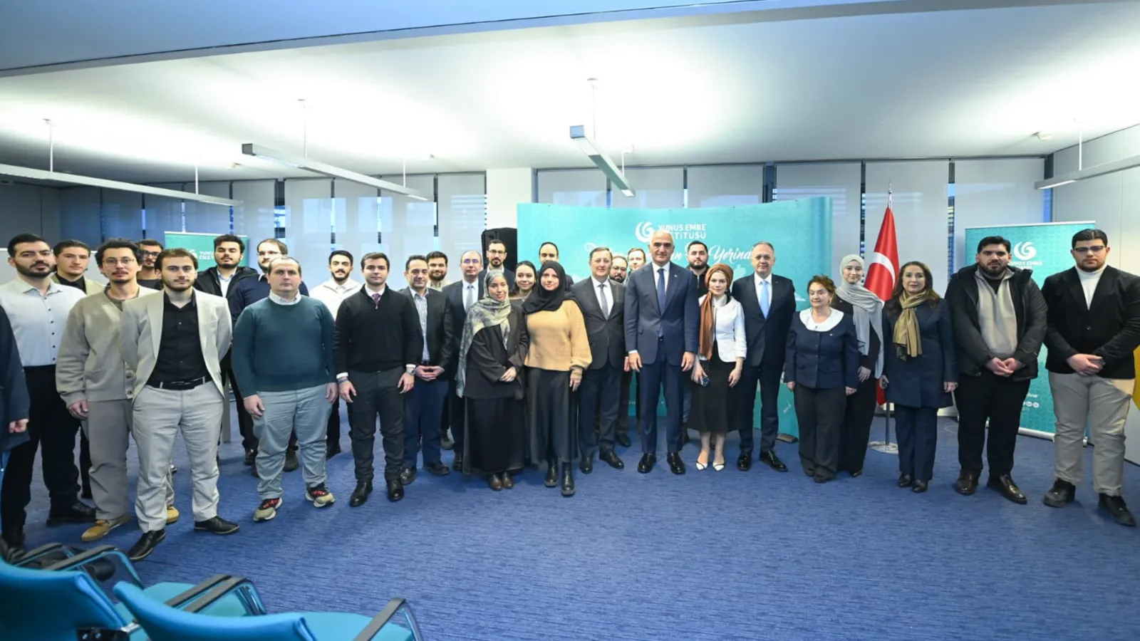 Kültür ve Turizm Bakan Ersoy, Berlin'de Türkçe öğrenen gençlerle buluştu