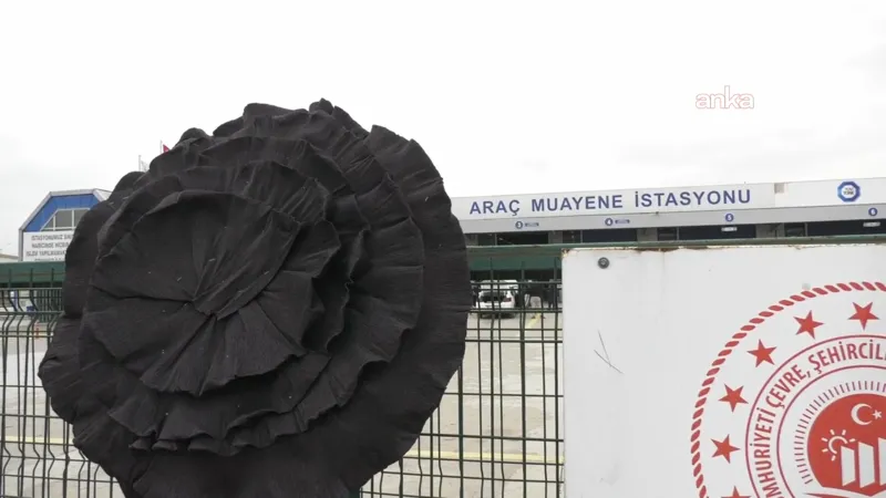 Hayatını kaybeden polis memuru için TÜVTÜRK önüne siyah çelenk; "TÜVTÜRK, acilen kamulaştırılmalı!"