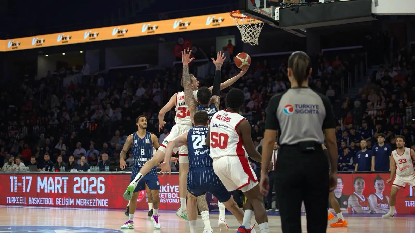 Anadolu Efes, Bahçeşehir Koleji'ni farklı geçti