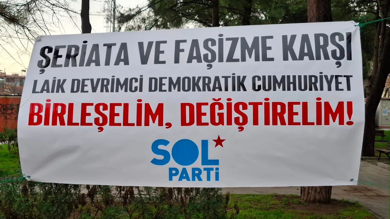 SOL Parti duyurdu: Şeriat karşıtı pankart asan iki parti üyesi daha ...