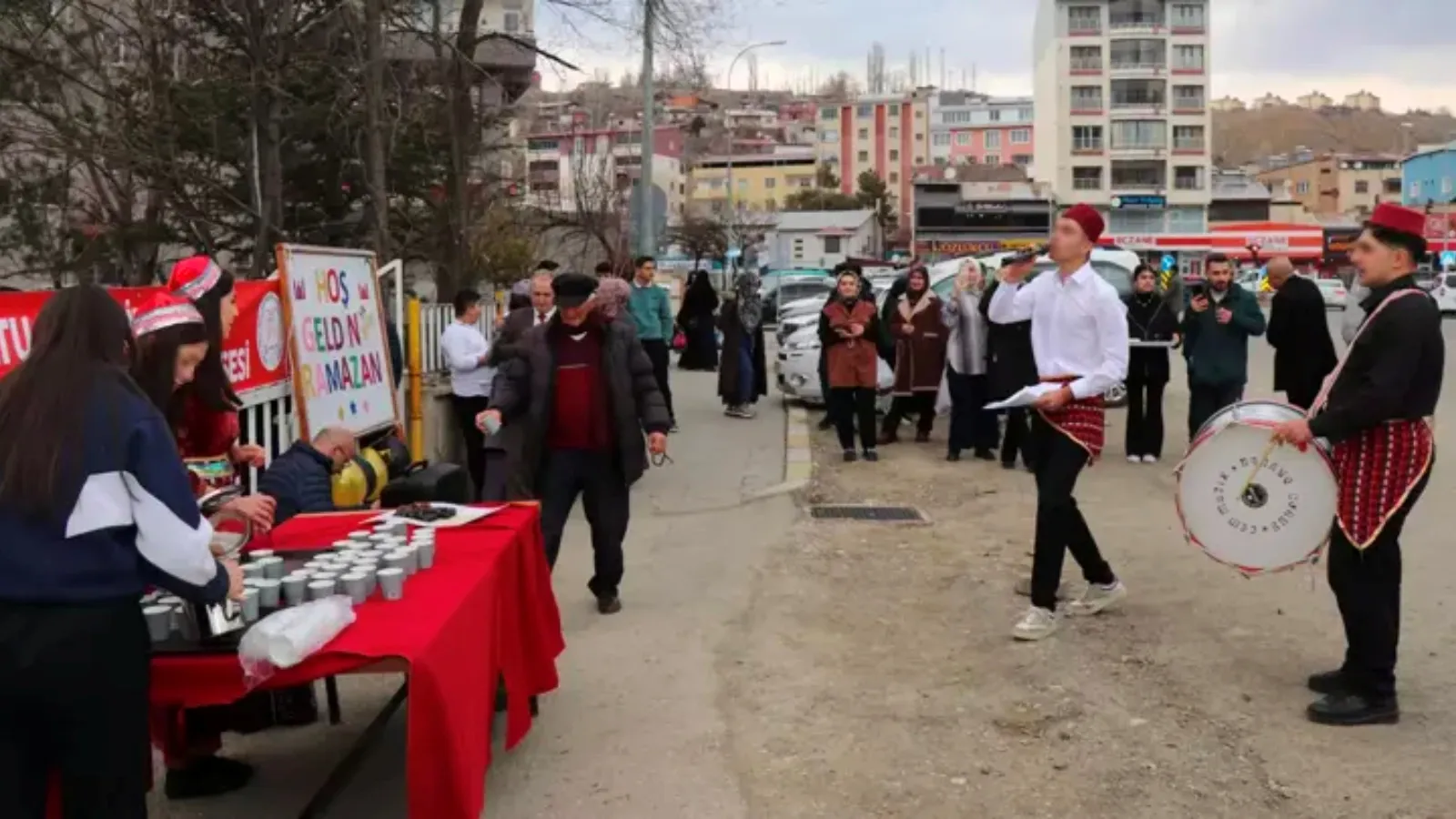 MEB, "Ramazan" yazısı göndermişti: Lise öğrencileri, hurma ve şerbet dağıttı