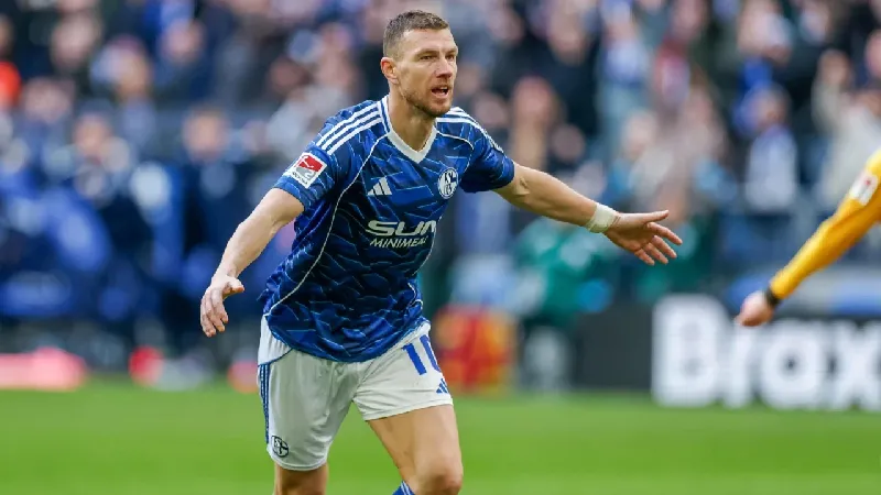RT @T24spor: Edin Dzeko, Schalke'yle anlaşırsa 15 yıl sonra Bundesliga'ya dönecek