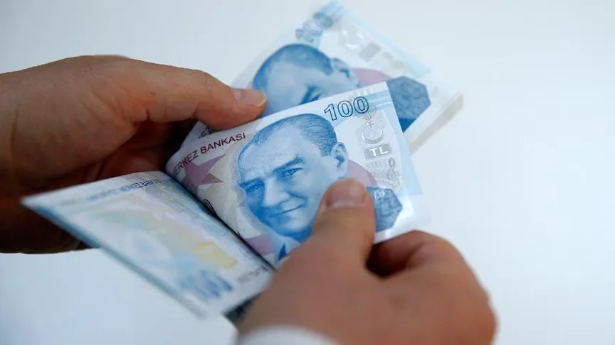 <p>Memur emeklileri temmuz ayının başında maaşlarını mevcut tutarlar üzerinden alacak. Enflasyon farkı ve zam oranlarının kesinleşmesinin ardından oluşacak farklar daha sonra hesaplanarak ayrıca ödenecek.</p>