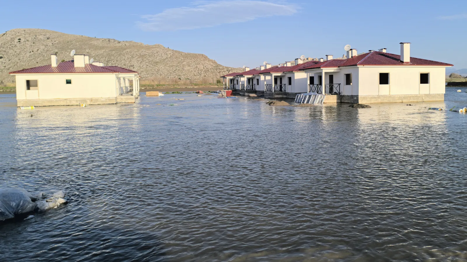 Osmaniye’de deprem konutlarını su basan depremzedeler: Eve kayıkla mı geçeceğiz?