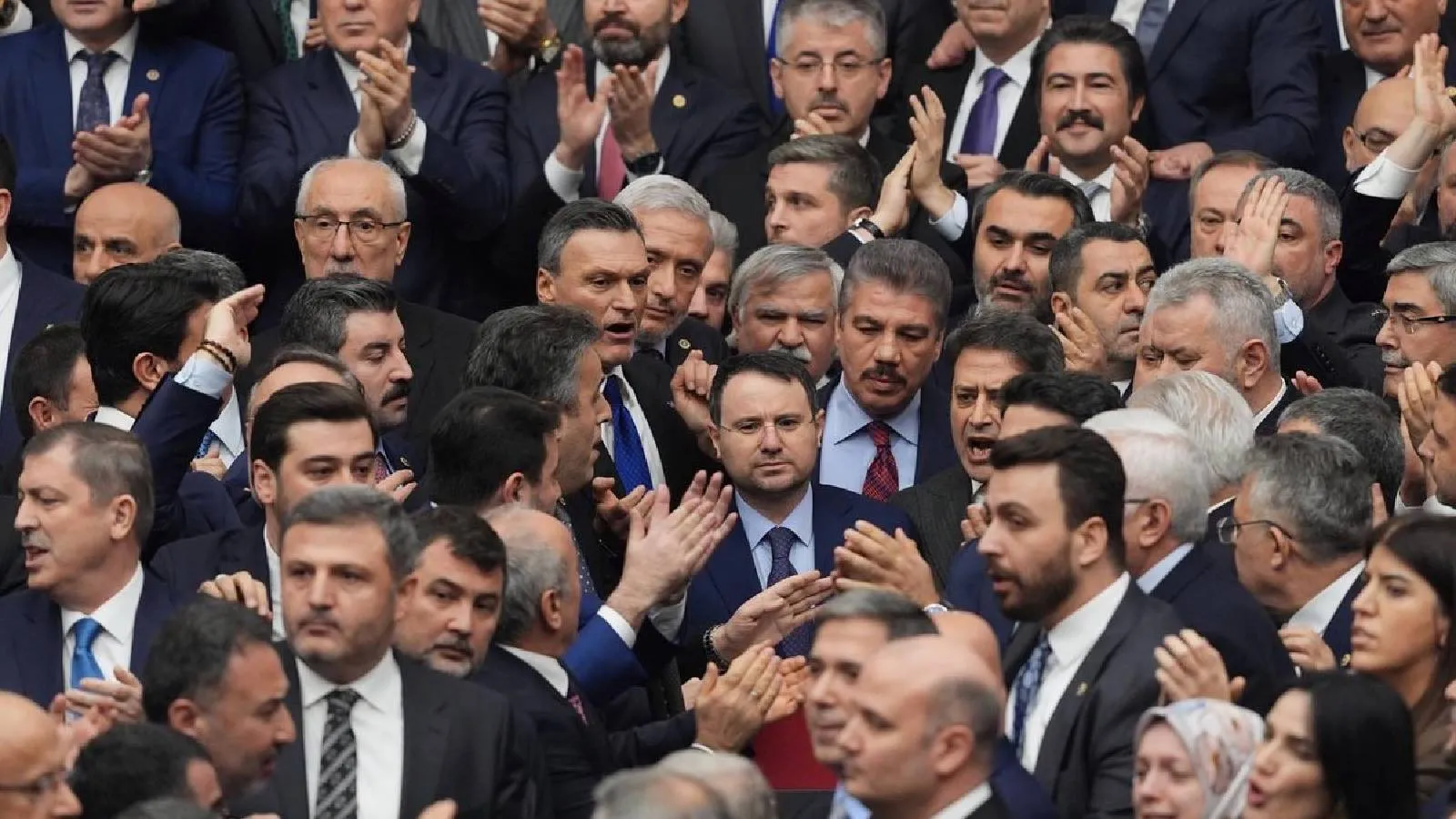 Gürlek'ten olaylı yemin töreni sonrası ilk mesaj: Yemin töreninde yanımızda olan milletvekillerimize teşekkür ediyorum