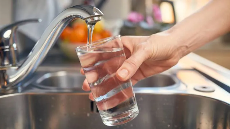 Yeni Şafak yazarı Süngü: Plastik şişeden su içenlere "şehirli", musluk suyu içenlere "köylü" muamelesi yapmak algı operasyonu