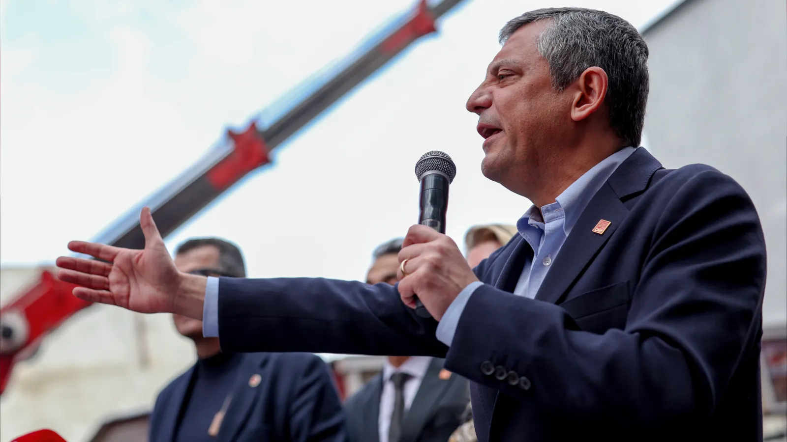 Özgür Özel: Millet artık bu karanlığa razı değil, düzeni değiştireceğiz!