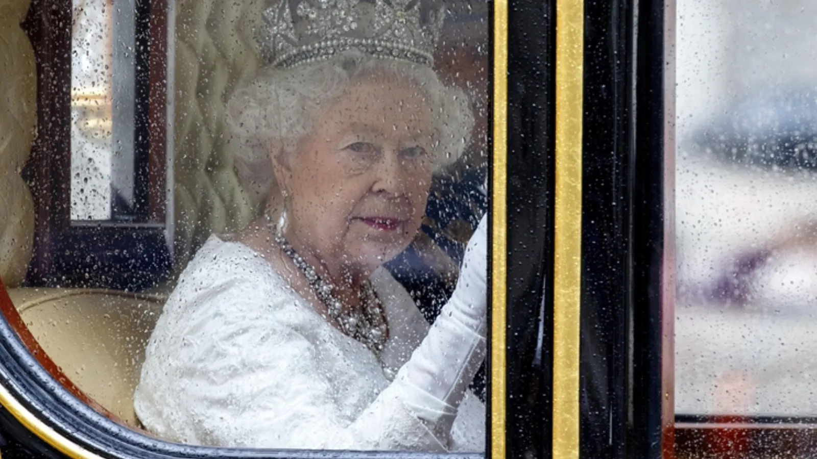 Kraliçe Elizabeth'in, Epstein mağduruna sus payı ödemesi için oğluna borç verdiği iddia edildi