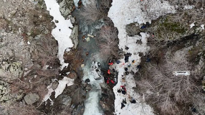Bitlis'te feci kaza: Otomobil dereye uçtu, 3 ölü, 5 yaralı