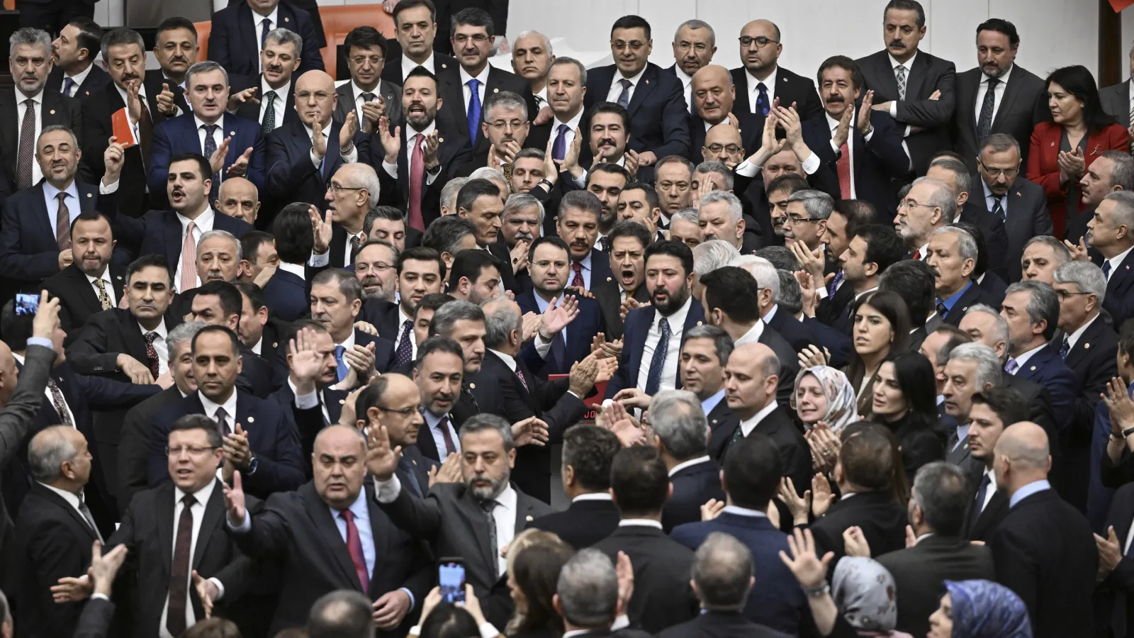 CHP'li Emir'den Akın Gürlek'le tokalaşma tartışmasına "asgari nezaket" yorumu: Kimse anayasal skandalı böyle örtemez!