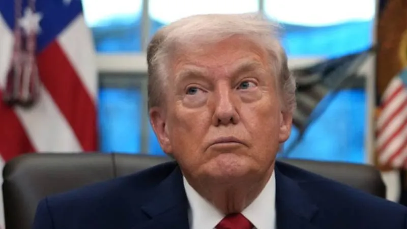 Trump, Obama çiftini maymun olarak tasvir eden ırkçı paylaşımı yapan Beyaz Saray personeline yaptırım uygulanmadığını söyledi