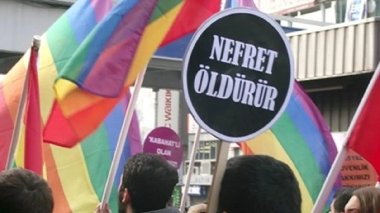 15 LGBTİ+ derneğinden ortak açıklama: Yargı paketinden çıkan LGBTİ+ düşmanı yasayı getirmeyi aklınızdan bile geçirmeyin!