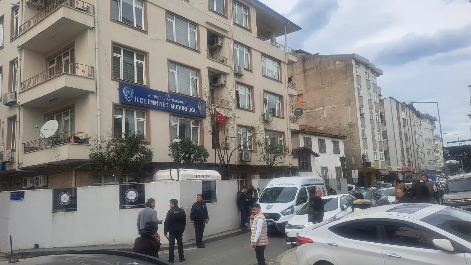 İfade vermeye gitti, polisin silahını alıp yaşamına son verdi!
