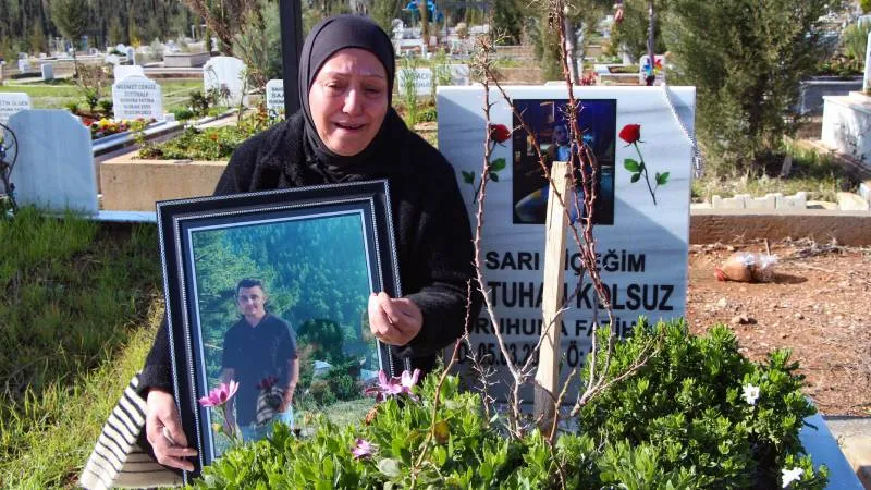 8 bıçak darbesiyle öldürülen Batuhan’ın annesi: 5 kişinin elinden kurtulmak için kaçıyor, kovalayıp çocuğumu öldürüyorlar!