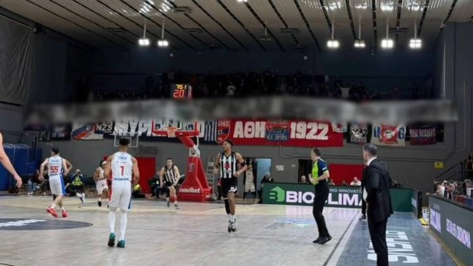 Yunan taraftardan, Beşiktaş GAİN maçında Türk polisini hedef alan küfürlü pankart