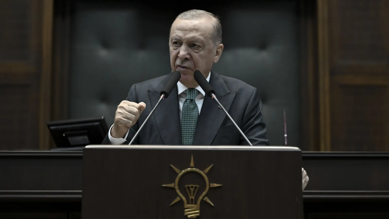 Erdoğan'dan Özel'e: Meyhane jargonuyla siyasetçilik yapmaktan vazgeçsin; küfretmeden, mikrofonu yumruklamadan siyaset yapılabileceğini öğrensin
