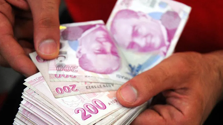 <p>Temmuz zammının kesinleşmesi için iki önemli veri bekleniyor. İlk olarak 5 Haziran’da mayıs ayı enflasyonu açıklanacak. Ardından 3 Temmuz’da duyurulacak haziran enflasyonuyla birlikte memur ve emeklilerin maaş artışları netlik kazanacak.</p>