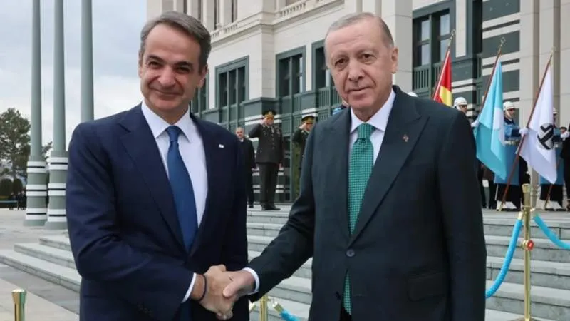 Bizim oğlan bina okur, döner döner yine okur