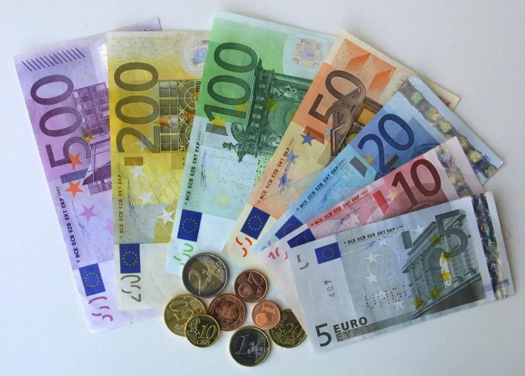 <p><strong>Euro: </strong>Haftaya 51,84 TL ile başlayıp 51,69 TL&rsquo;ye geriledi, y&uuml;zde 0,29 kaybettirdi</p>