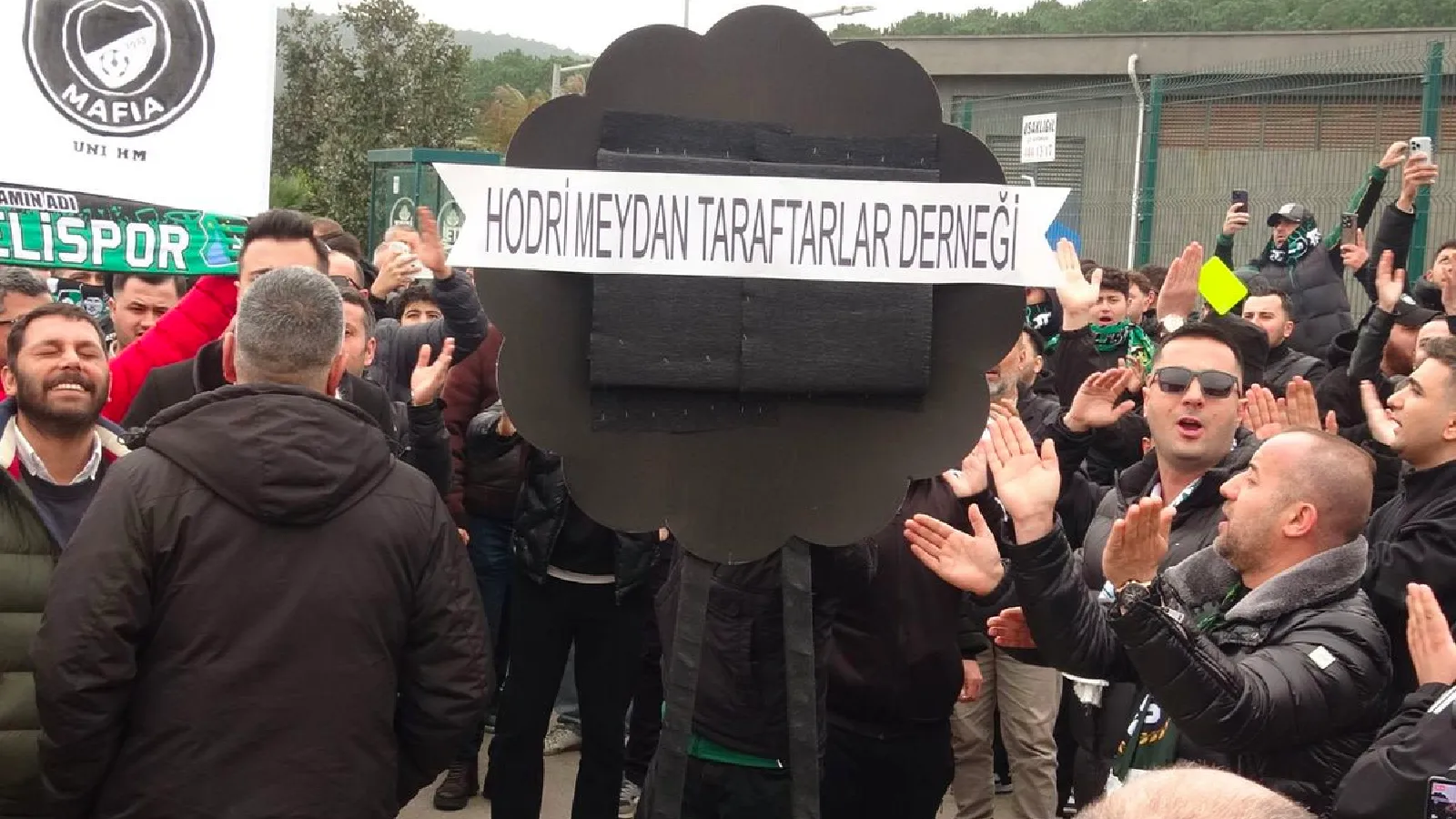 Kocaelispor taraftarından TFF binası önüne siyah çelenk: Cihan Aydın bir daha şehrimize giremez
