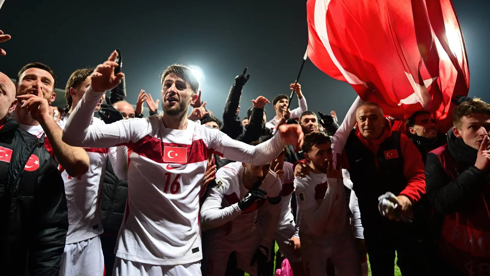 Siyaset dünyasından 24 yıl sonra Dünya Kupası'na katılmaya hak kazanan milli takıma tebrik